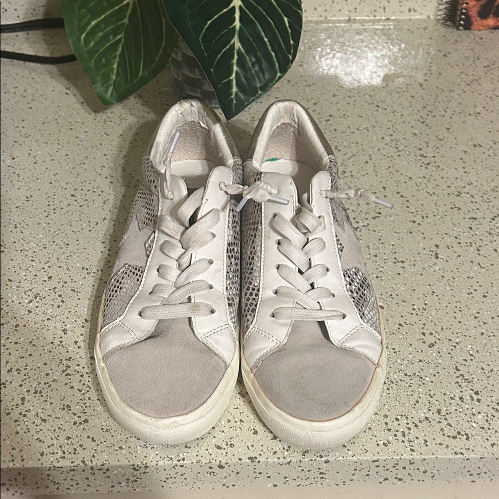 Vintage Havana White and Gray Casual Sneakers